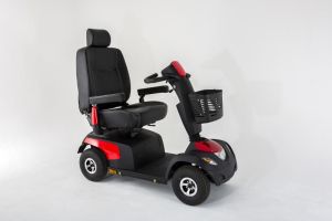 Scootmobiel buiten COMET ULTRA 4 WIEL 10KM/U
