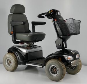 Scootmobiel buiten CADIZ NEW DELUXE