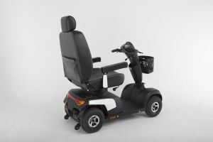 Scootmobiel buiten COMET ULTRA 4 WIEL 10KM/U