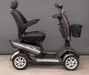 Scootmobiel buiten SANTIS