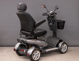 Scootmobiel buiten SANTIS